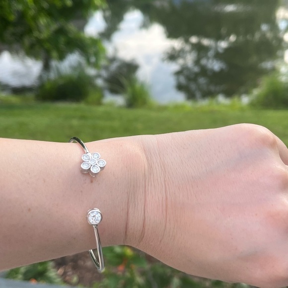 NWT Elegant Silver Floral Diamond Bracelet - Moissanite - Picture 2 of 6